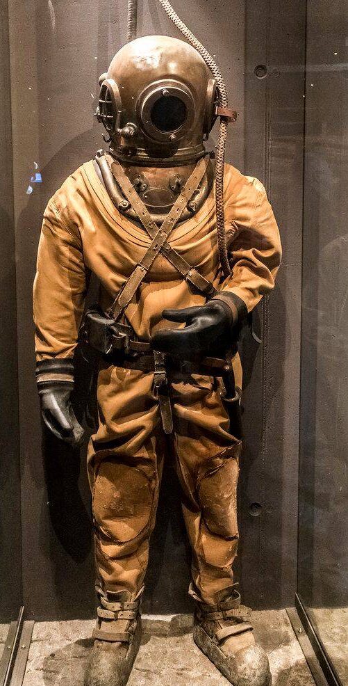 The Diving Suit – Exploring Underwater Da Vinci also thought about exploring beneath the sea. He designed a diving suit made from leather with tubes for breathing. This suit was intended for soldiers to sneak up on enemy ships underwater! Although it wasn’t used at the time, the idea behind da Vinci’s diving suit helped shape modern scuba gear. Today, divers use similar equipment to explore the deep ocean.